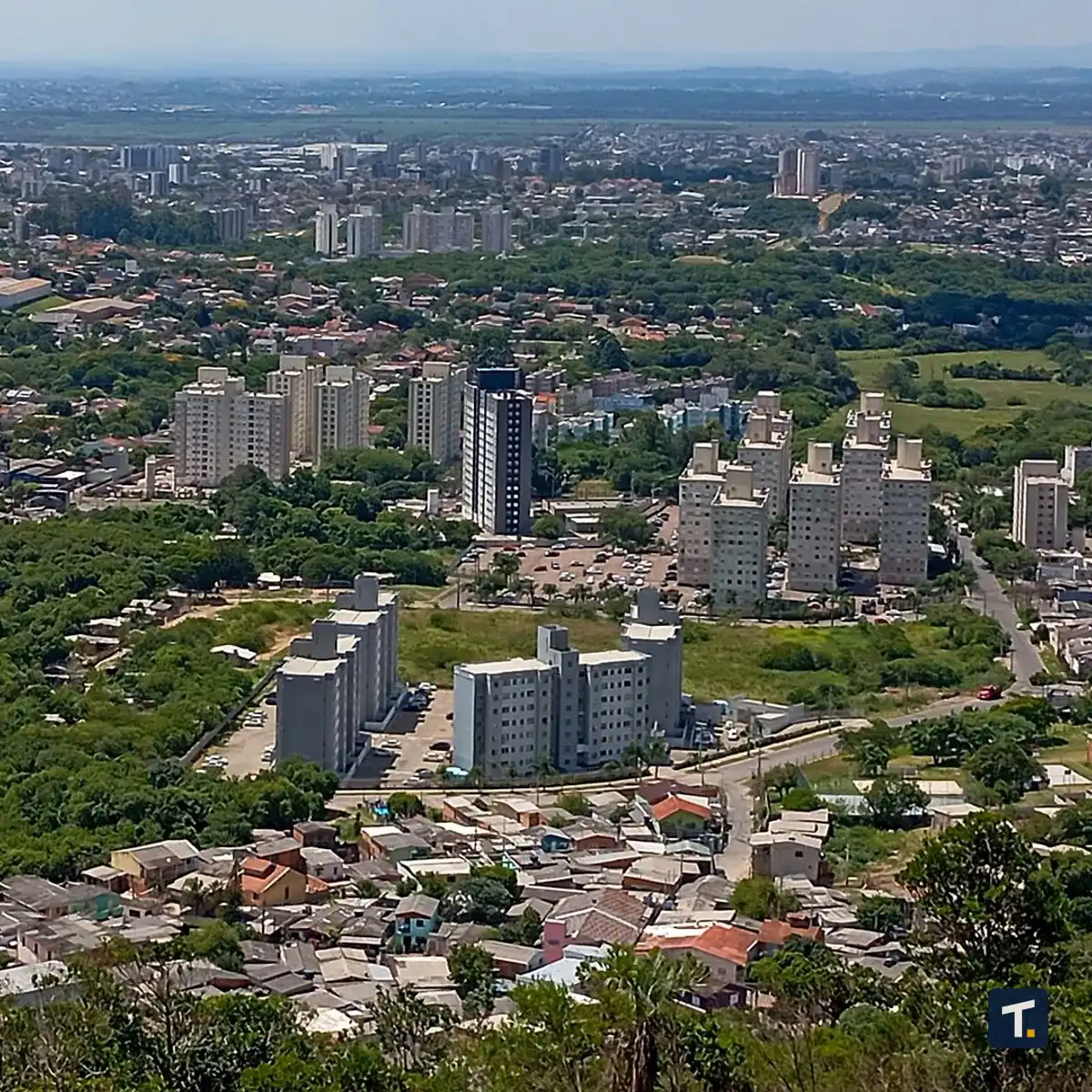 Tablet exibindo mapa digital de Porto Alegre em ambiente de escritório.