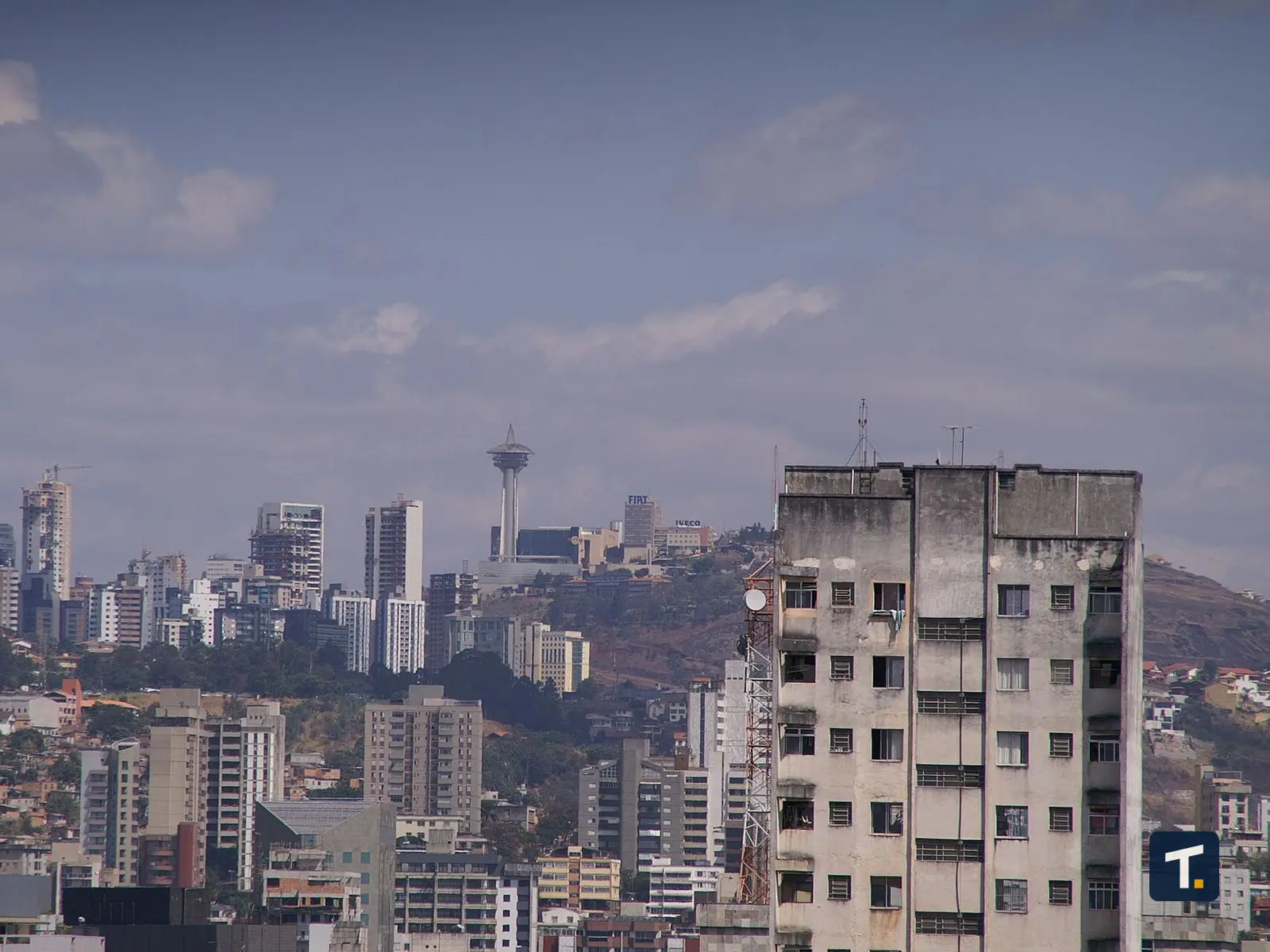 Vista de edifícios empresariais e arquitetura moderna na cidade de Belo Horizonte.