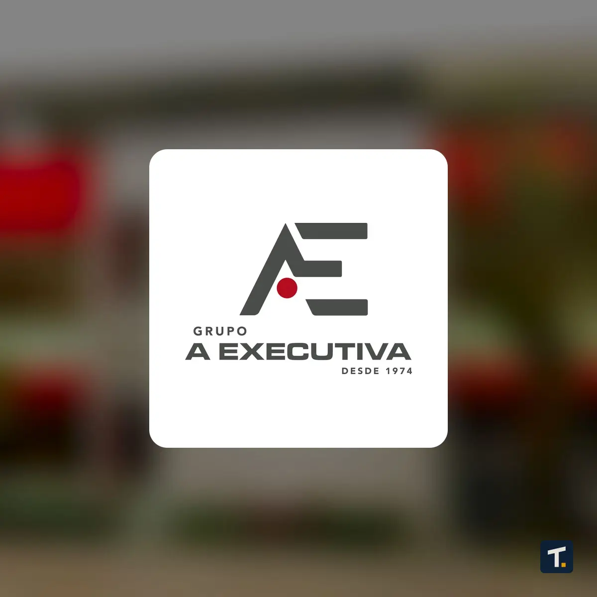 Linha de produção industrial moderna com esteiras e equipamentos de alta tecnologia em galpão iluminado.